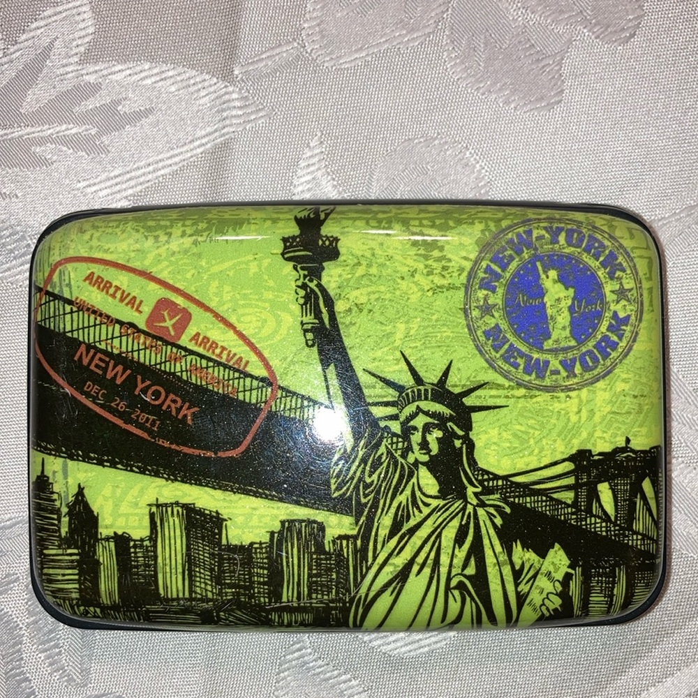 CREDIT CARD CASE for protection from thefts, 7 slots, NYC design $10